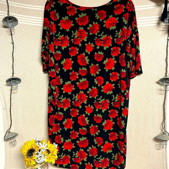 Gorgeous oversized loose fitting black blouse with red roses. - Picture 5 of 8